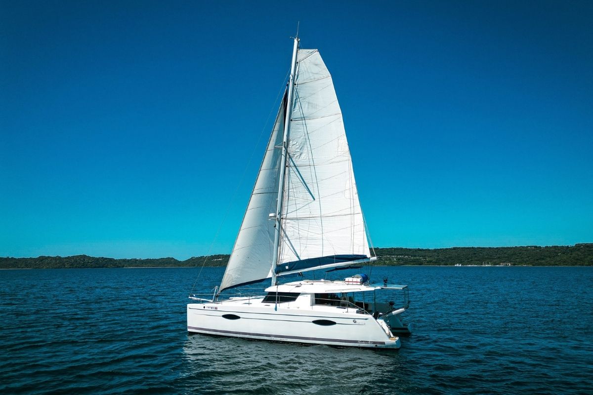 Luxury catamaran charter in Costa Rica for island hopping